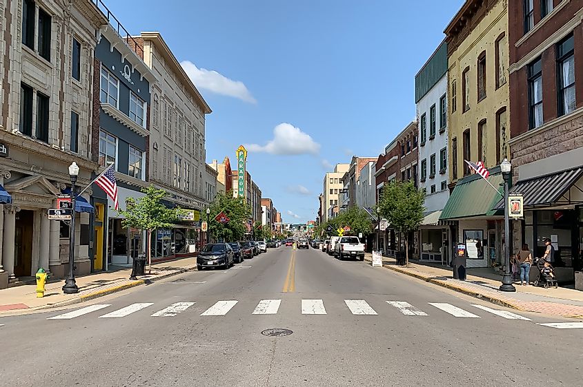  State Street in downtown Bristol, Tennessee (left) and Bristol, Virginia (right), By AppalachianCentrist - Own work, CC BY-SA 4.0, https://commons.wikimedia.org/w/index.php?curid=107259536