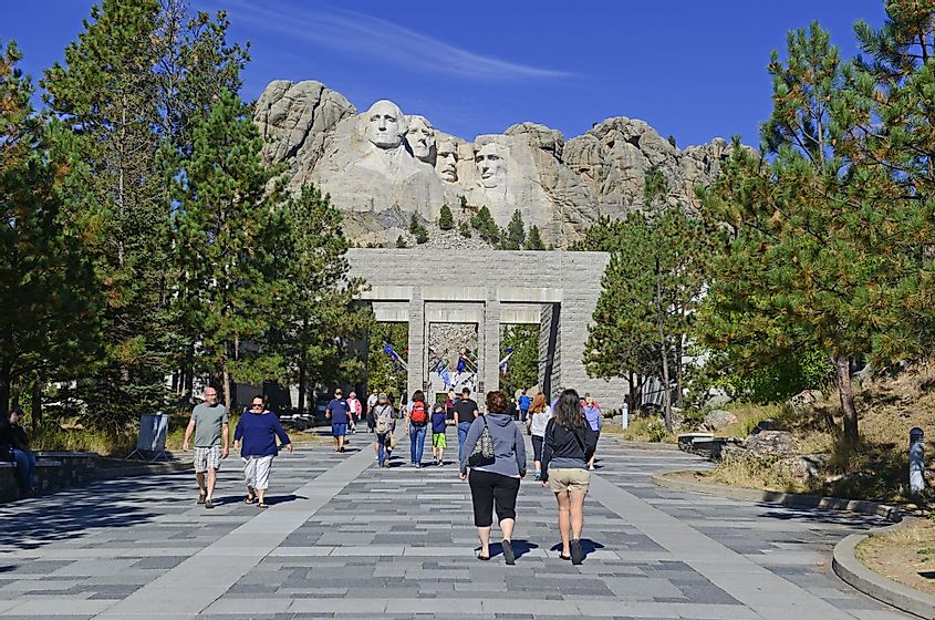 Turistai prie įėjimo į Mount Rushmore nacionalinį memorialą Rapid Sityje, Pietų Dakotoje