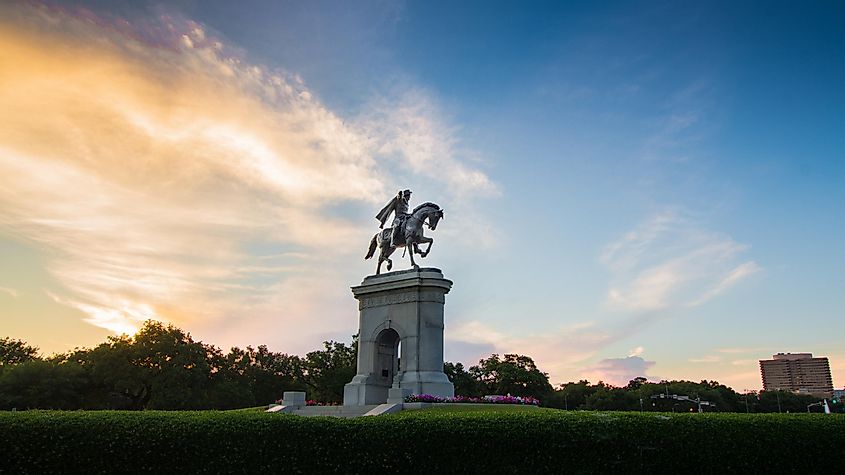 Статуя Сэма Хьюстона на закате 