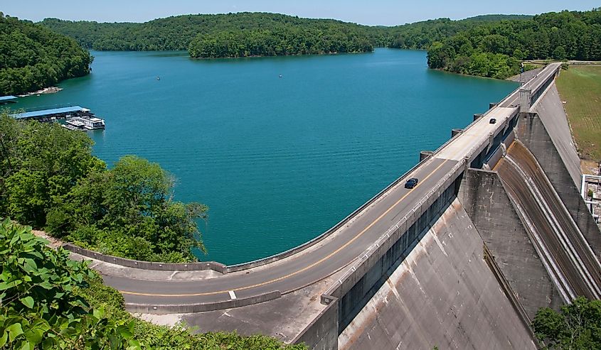 Озеро Норрис образовано плотиной Норрис на реке Клинч в долине Теннесси