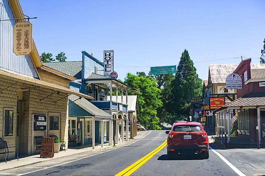 Passing through Groveland on the way to Yosemite National Park, Sierra Nevada mountains. Editorial credit: Sundry Photography / Shutterstock.com