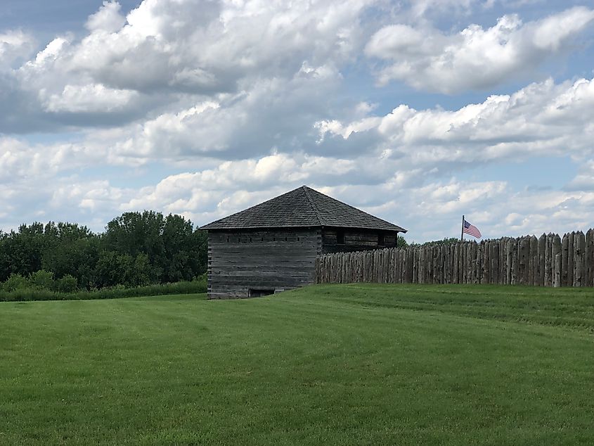 A blockhouse and flag at Fort Meigs in Ohio.