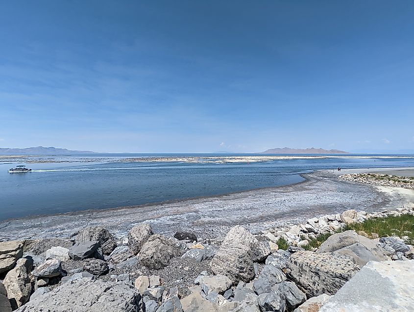 A serene view of the Great Salt Lake 