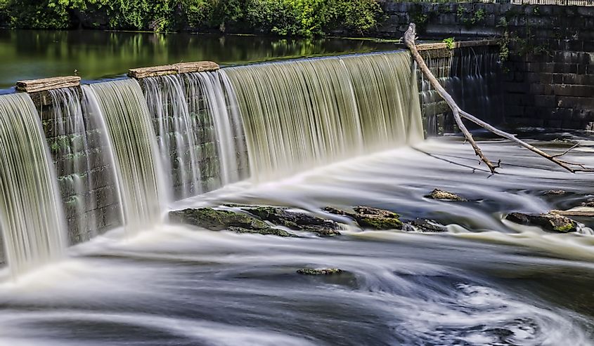 Водопад вдоль реки Блэкстоун в Род-Айленде