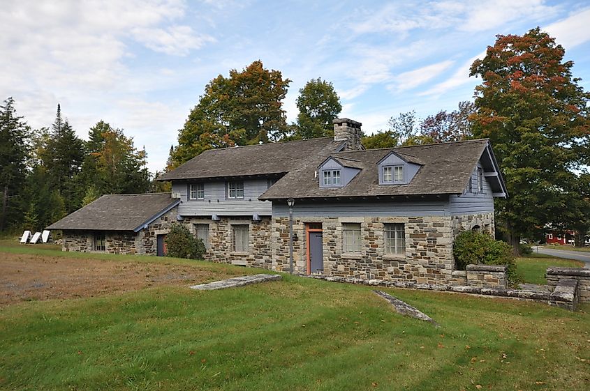 Toll House, Burke, Vermont. This house was home to the toll collector for the road on Burke Mountain, By Magicpiano - Own work, CC BY-SA 4.0, https://commons.wikimedia.org/w/index.php?curid=52040307