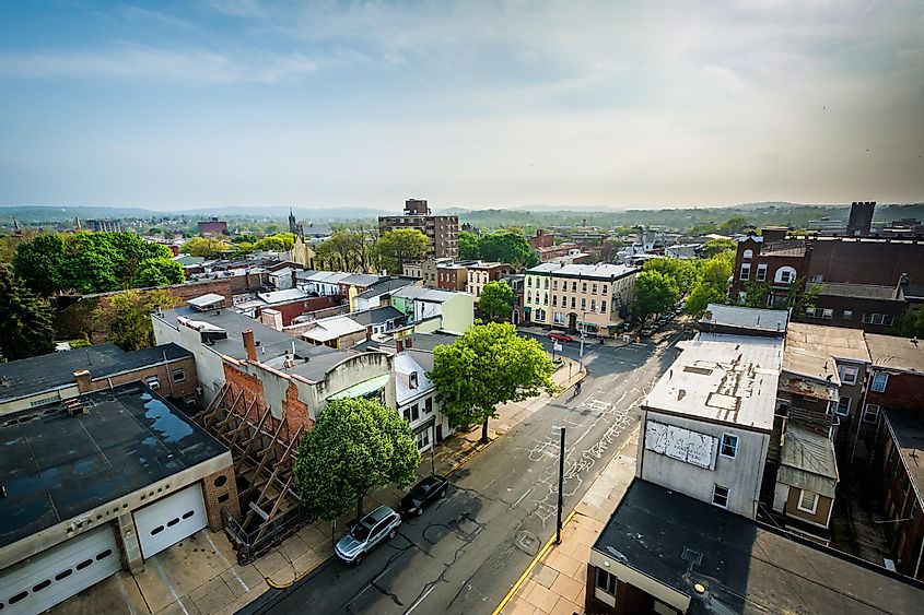 Вид на здания в центре города Рединг, штат Пенсильвания.