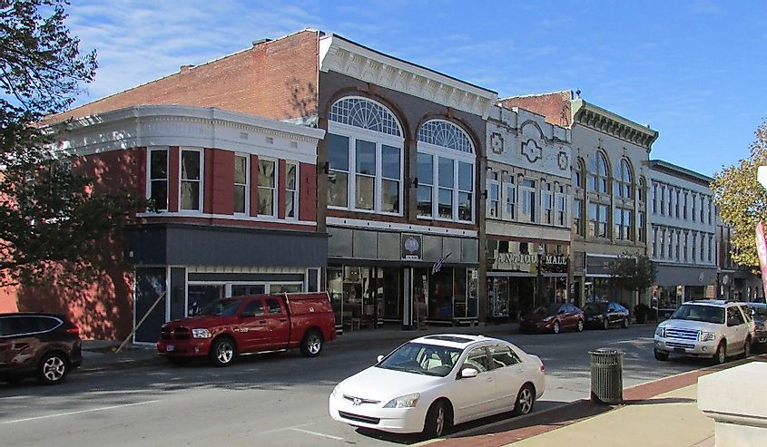 Main Street, Shelbyville. Image credit Chris Light via Wikimedia Commons.
