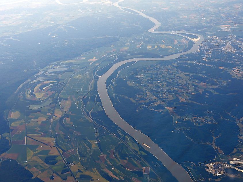 Vista aérea del río Mississippi serpenteando alrededor de las tierras de cultivo en Luisiana