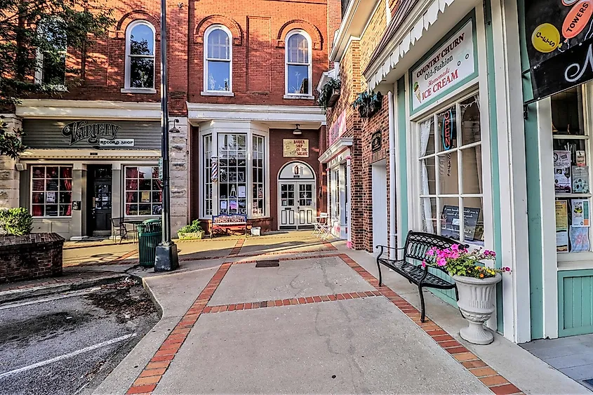 Downtown Columbia, Tennessee, via https://www.realestatephotographerpro.com/blog/reasons-we-love-columbia-tennessee