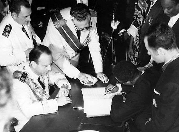 Signing of the independence of Spanish Guinea by the then Spanish minister Manuel Fraga together with the new Equatorial Guinean president Macías Nguema on 12 October 1968