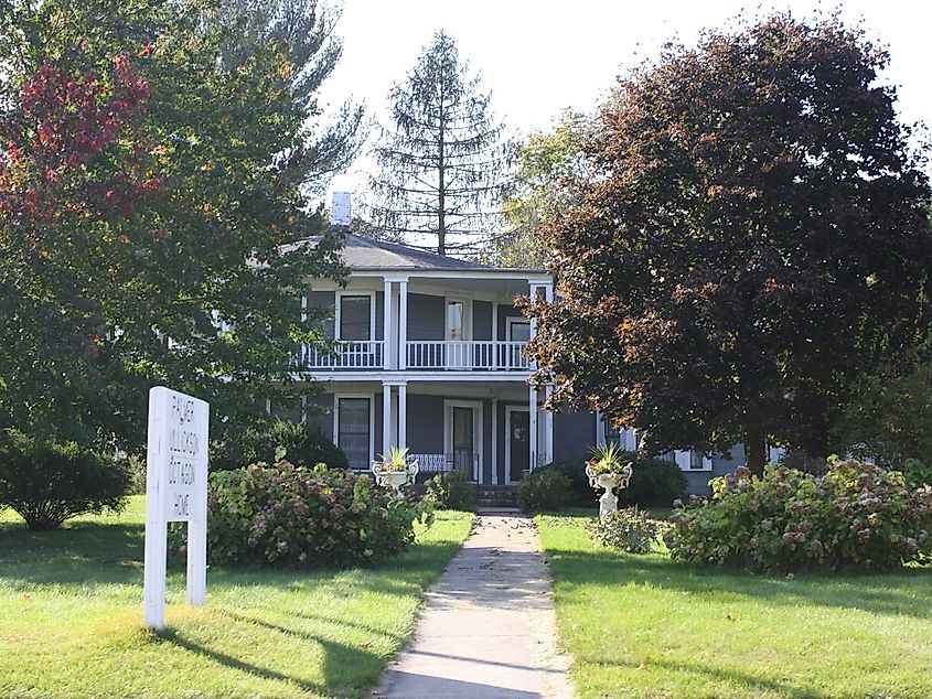 Looking west at the Palmer-Gullickson House in w:West Salem, Wisconsin. It is listed on the National Register of Historic Places as one of the two w:Palmer Brother's Octagons.