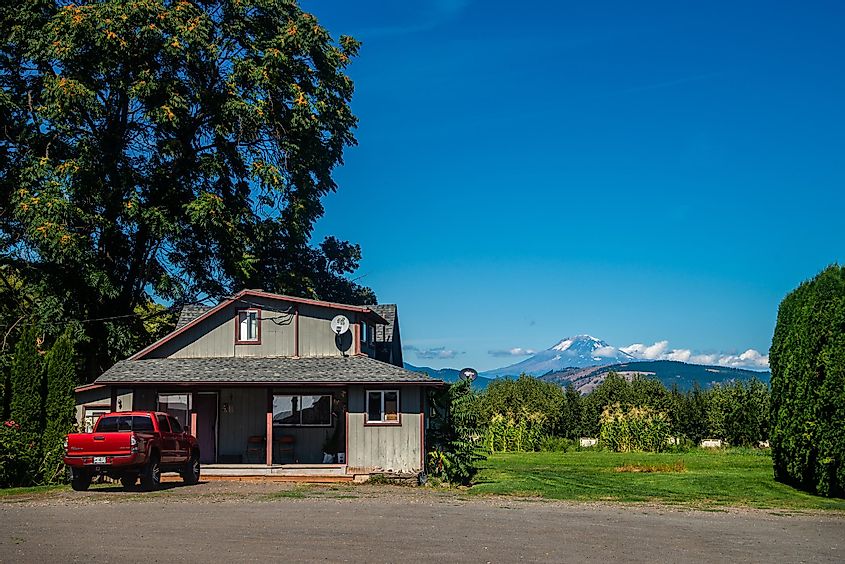 A farmhouse on Fruit Loop overlooking Mount Hood, via lu_sea / Shutterstock.com