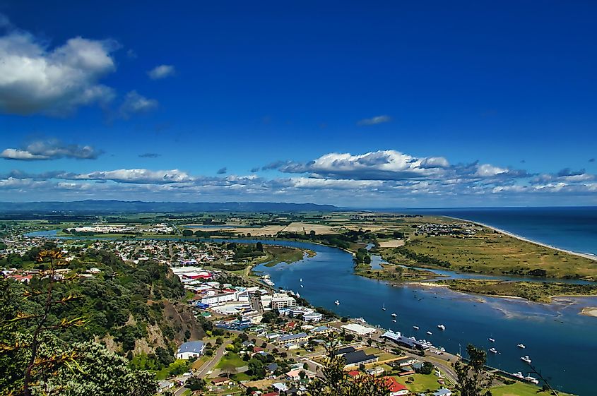 Вид на город Вакатане, реку Вакатане и Тихий океан, залив Изобилия, Северный остров, Новая Зеландия