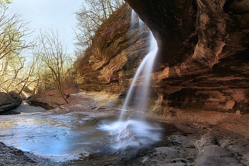 The Lasalle Canyon waterfall in the Starved Rock State Park, Illinois