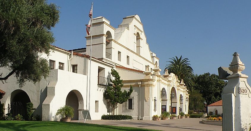 Mission Playhouse in San Gabriel, By Laurie Avocado - I Like a Place with Benches, CC BY 2.0, https://commons.wikimedia.org/w/index.php?curid=111390205