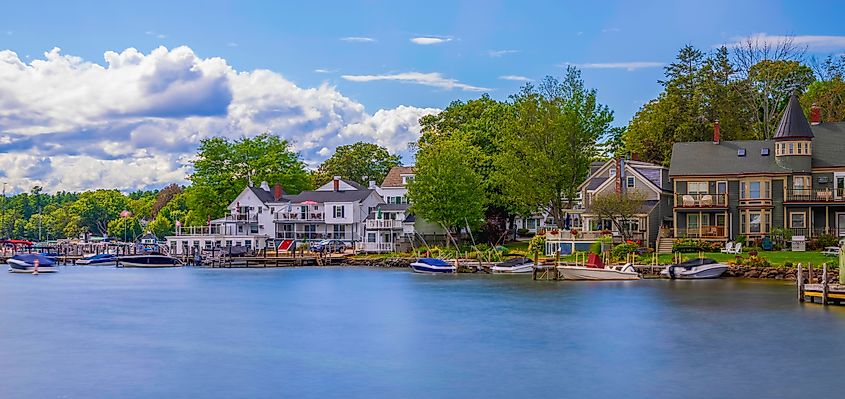 Wolfeboro lakeshore autumn landscape (Credit: NayaDadara via Shutterstock)