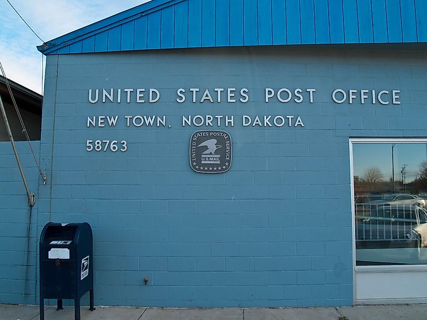 New Town, North Dakota. In Wikipedia. https://en.wikipedia.org/wiki/New_Town,_North_Dakota By Andrew Filer from Seattle (ex-Minneapolis) - New Town, North Dakota, CC BY-SA 2.0, https://commons.wikimedia.org/w/index.php?curid=35105465