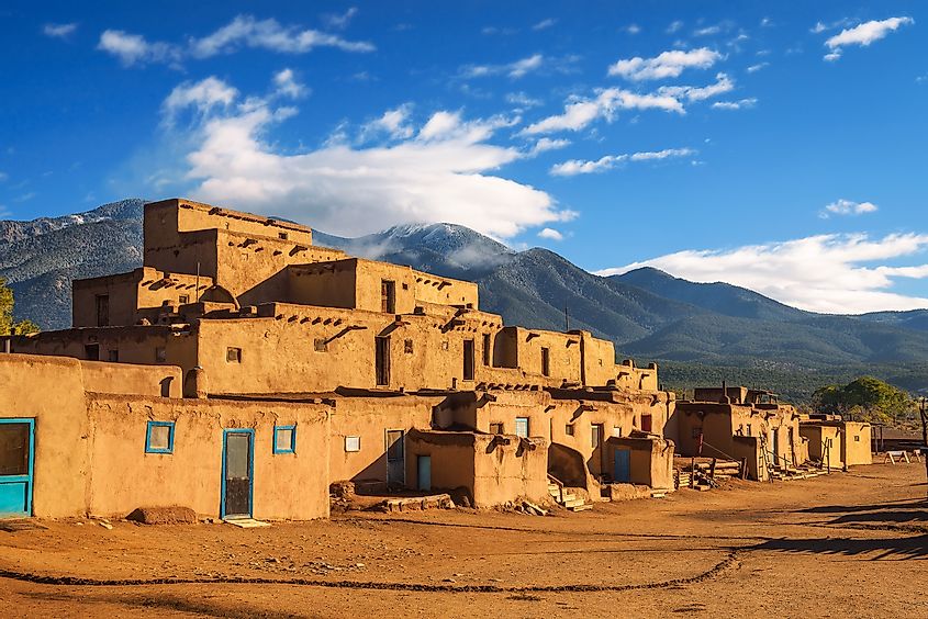 新墨西哥州被联合国教科文组织列为世界遗产的古民居，名为陶斯普韦布洛 (Taos Pueblo)