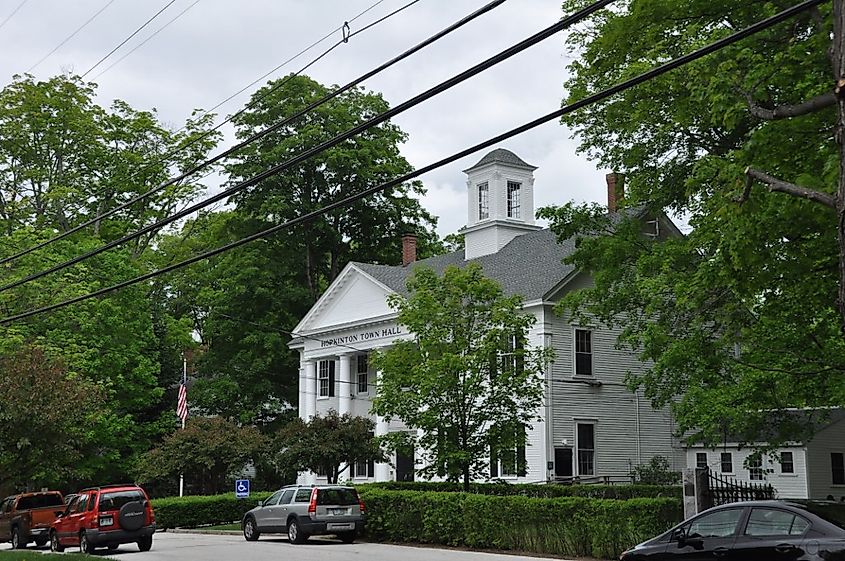 The town hall of Hopkinton, New Hampshire.