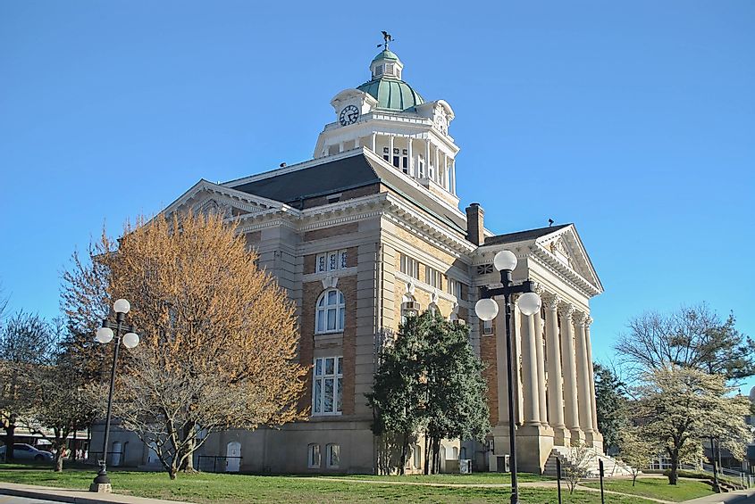 The Giles County courthouse in Pulaski, Tennessee, captured on a sunny day, showcasing its historical architecture dating back to 1909