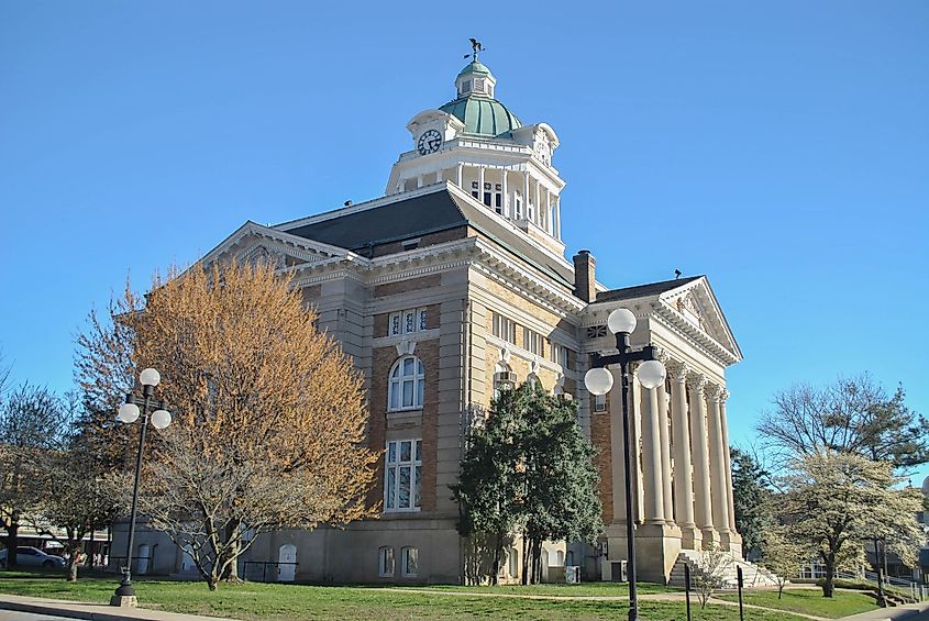 The Giles County courthouse in Pulaski, Tennessee, captured on a sunny day, showcasing its historical architecture dating back to 1909