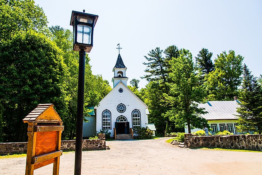 Drummondville, Canada: The church building in the quebec village (Village Québécois d'Antan of Drummondville) 