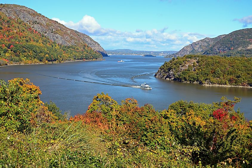 A boat makes its way through a bend in the Hudson River