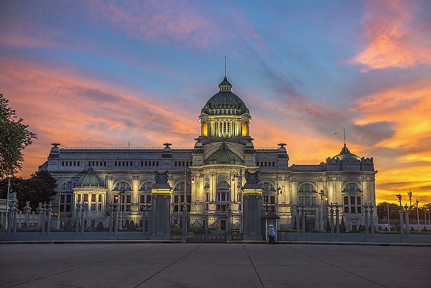 Ananta Samakhom Throne Hall, the royal reception hall built in European architectural style. Construction was started by Rama V, but was completed in 1915.