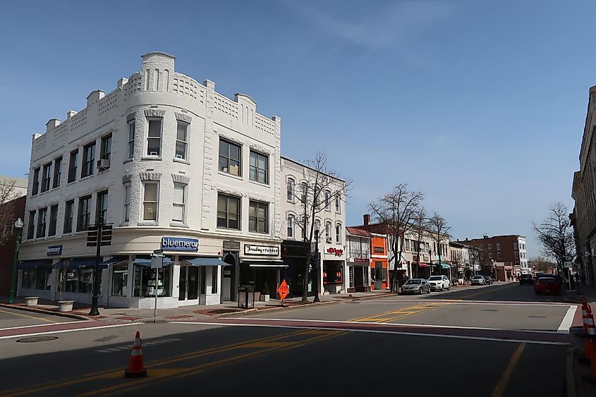 Views along Ridgewood Ave in Ridgewood, New Jersey