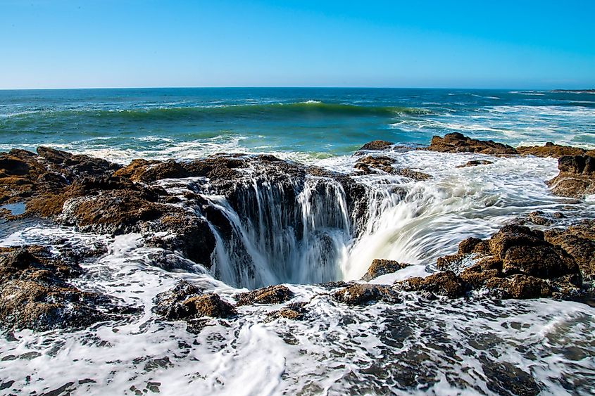 Water cascading into the Thor's Well.