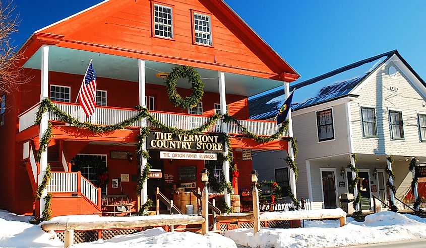 Рождественский магазин Vermont Country Store в Графтоне, штат Вермонт, украшен к рождественскому сезону