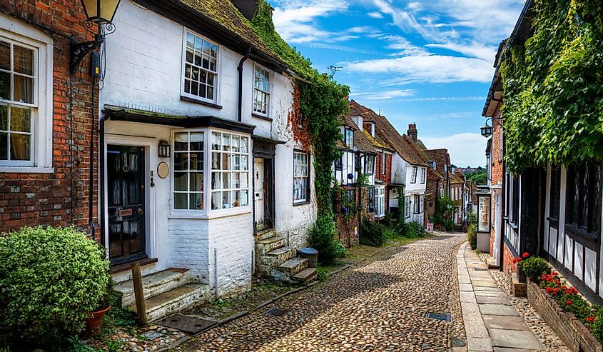 очаровательные дома вдоль мощеной улицы в городе Рай, Англия