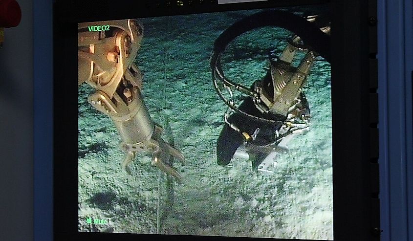 Adjusting the hydrophone array cables with robotic arms