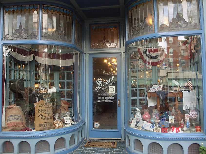 Exterior of Shane Confectionery in Philadelphia, By Banfield - Own work, CC BY-SA 2.5 ar, https://commons.wikimedia.org/w/index.php?curid=20425024