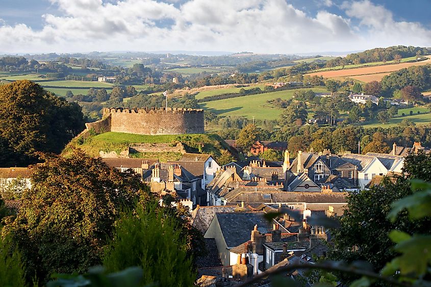 Panoramic View of Totnes, England, with the Totnes Castle in view.