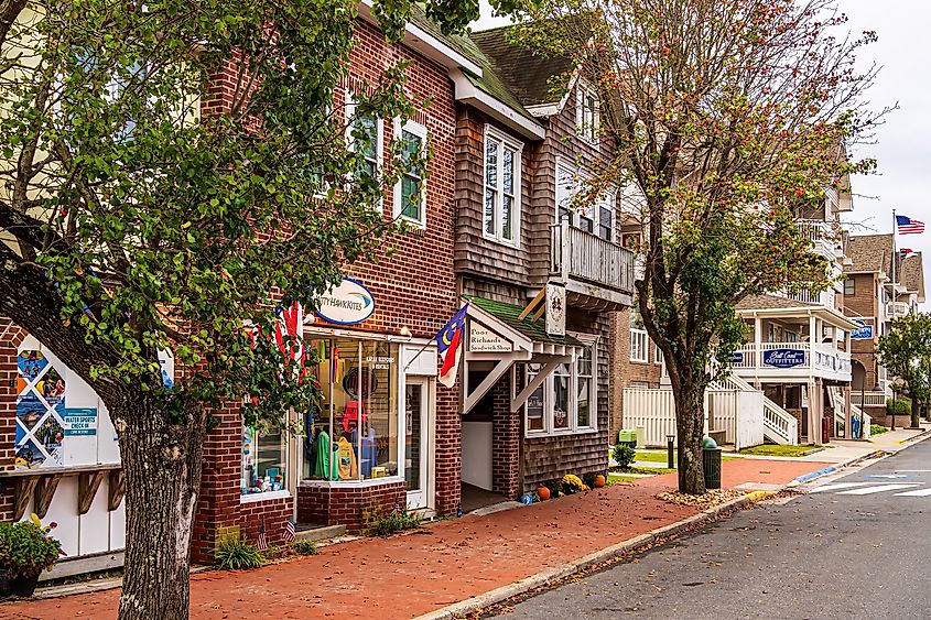 Downtown Manteo Showing the Brick Sidewalks and Poor Richard's Sandwich Shop. Editorial credit: Wileydoc / Shutterstock.com