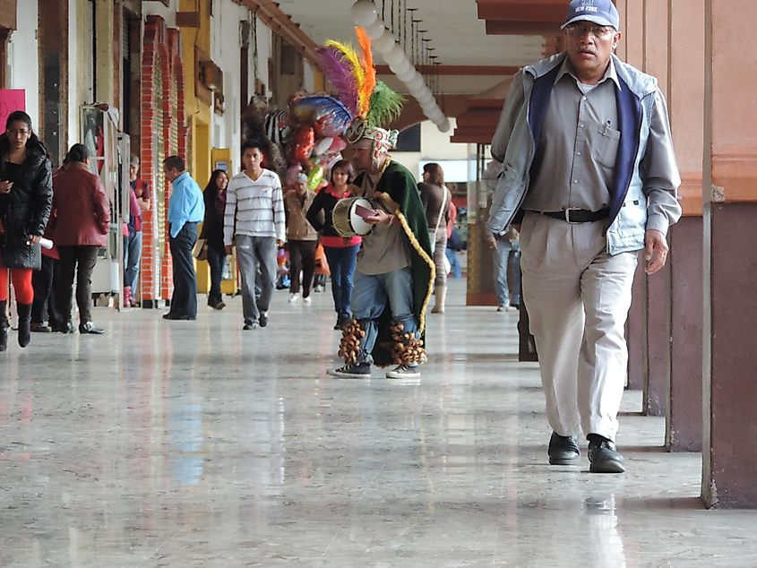 人们在托卢卡市中心洛斯波塔莱斯散步。