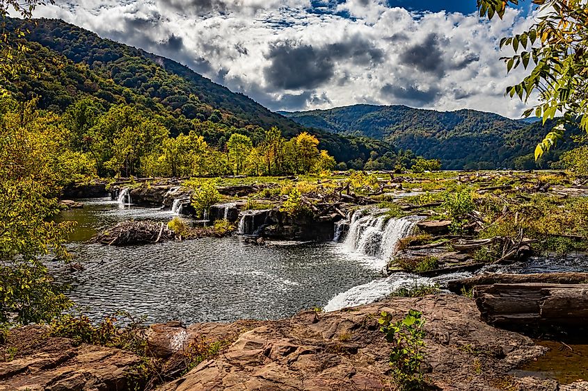 Водопад Песчаник на реке Нью-Ривер в национальном парке и заповеднике Ущелье Нью-Ривер недалеко от Хинтона, Западная Вирджиния