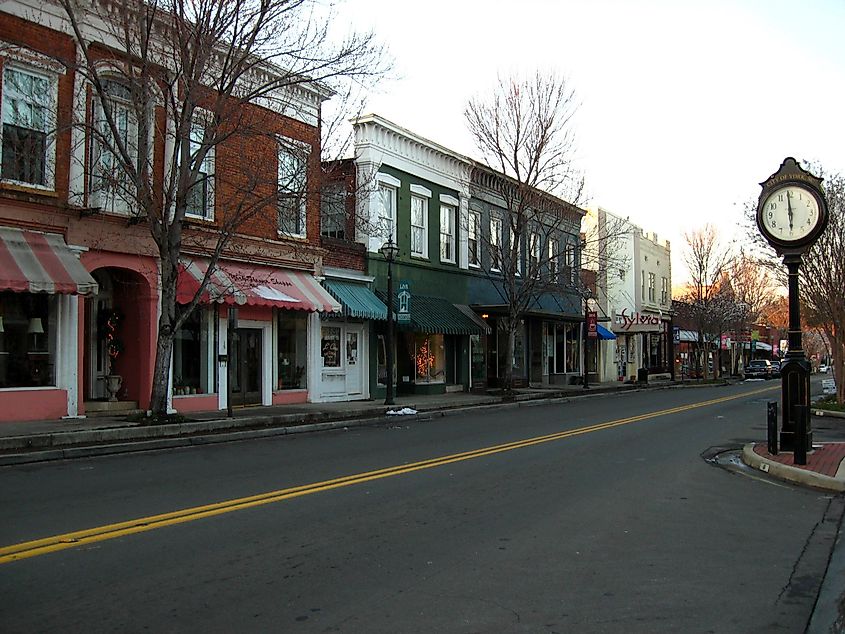 Downtown York in South Carolina, By Connor401 - Own work, CC BY-SA 3.0, File:York, SC.jpg - Wikimedia Commons