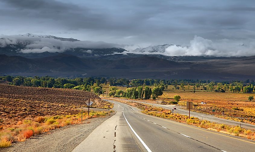 Scenic Highway 395 through eastern Sierra mountains