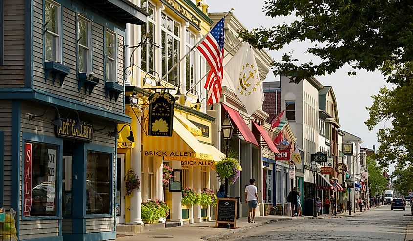 Исторический приморский город Ньюпорт, штат Род-Айленд, отличается знаковой архитектурой, причудливыми вывесками и красочными видами природы.