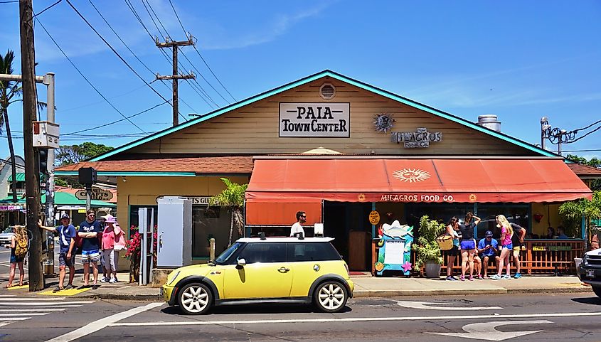 Пайя, милый городок с ресторанами и художественными галереями и последняя остановка на пути в Хана на северном побережье Мауи