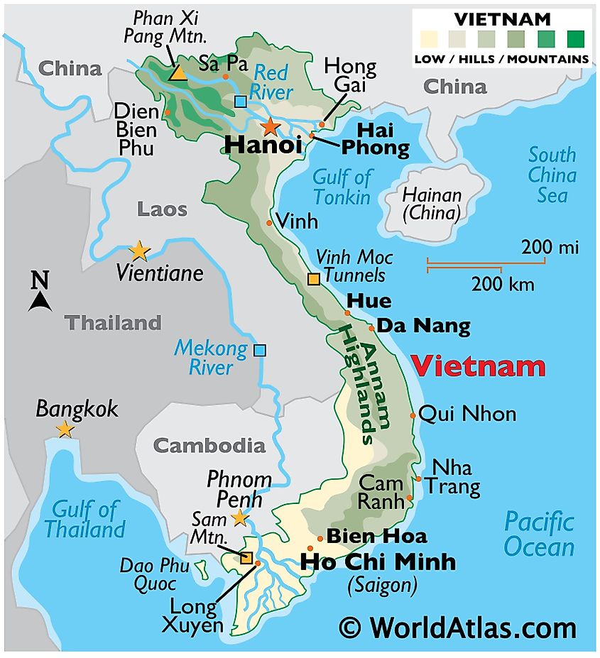 Mapa fizyczna Wietnamu z granicami państwa, główne rzeki, obszary górskie, najwyższy szczyt, ważne miasta, i więcej.