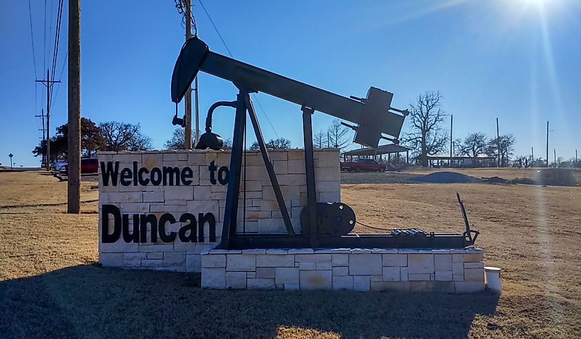 Welcome to Duncan sign made of stone on the side of the road