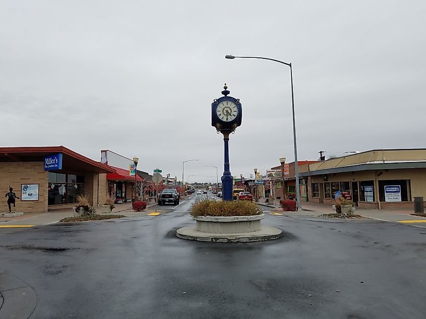 Downtown view of 3rd Avenue in Moses Lake, Washington, lined with local businesses and streetlights.