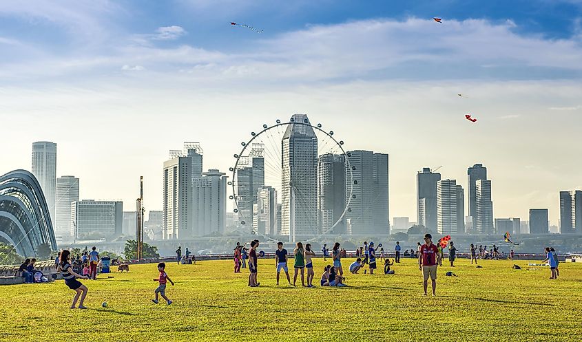 : Many People enjoying and playing at Marina Barrage. Marina Barrage is the water-supply place of Singapore and is the park for outdoor activities of Singapore people