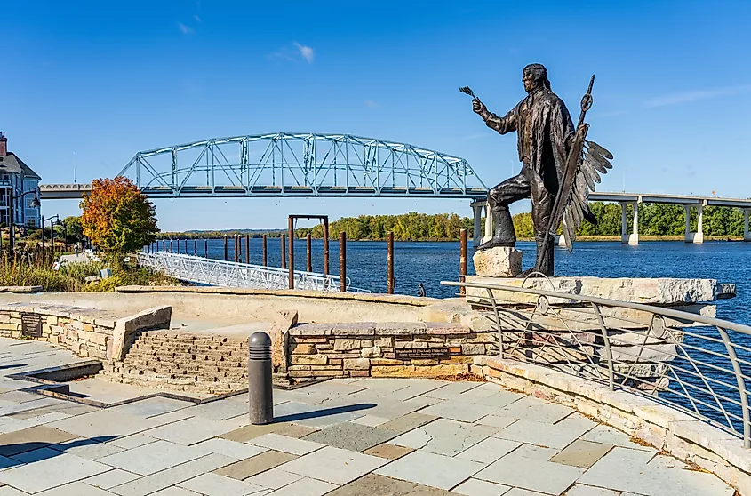  Statue of Wapasha the First by the Mississippi River in the town of Wabasha in Minnesota 