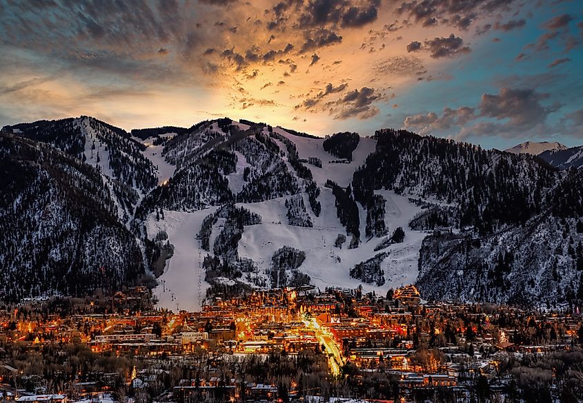 The gorgeous cityskape of Aspen, Colorado, at dusk.