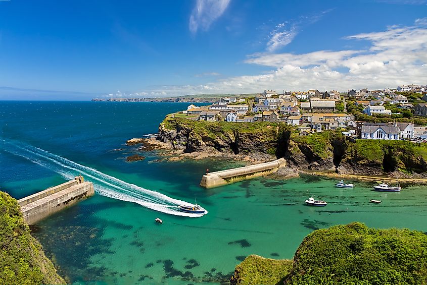 Zátoka a přístav Port Isaac s příjezdem lodí, Cornwall, Anglie