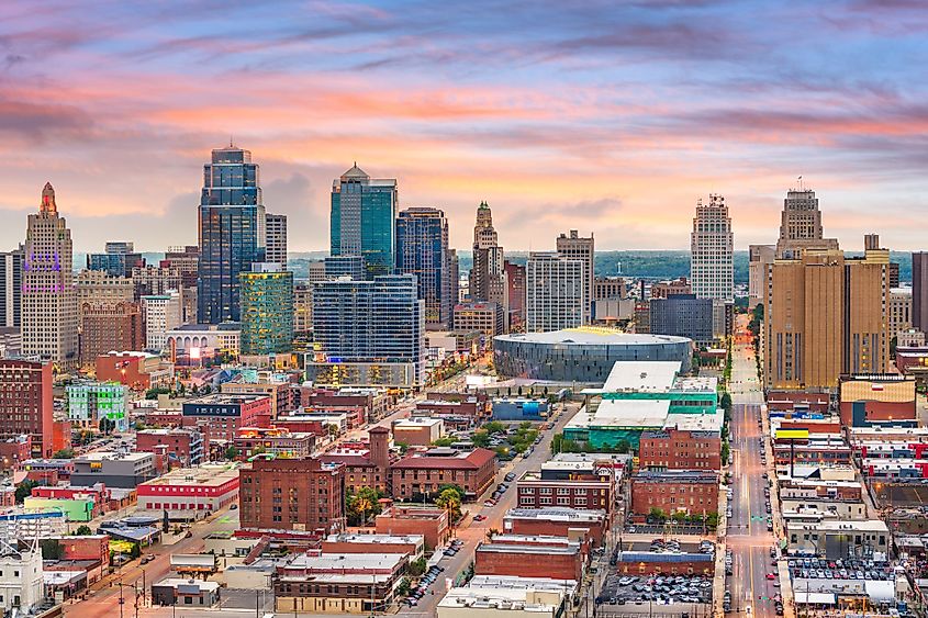 Kansas City, Missouri, downtown cityscape at twilight